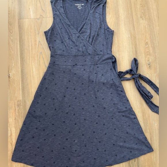 Toad&Co Navy Blue Midi Dress in size Medium fun dot pattern with tie waist - Picture 1 of 7